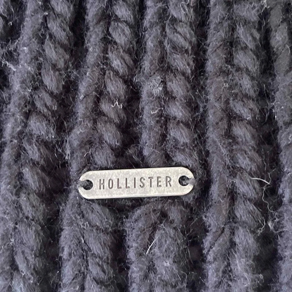 Hollister Black Heavy Knit Beanie with‎ Pom Pom Pre-owned